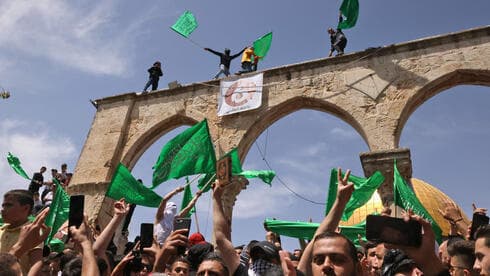 Palestinos ondeando la bandera de Hamás en el Monte del Templo, abril de 2022.