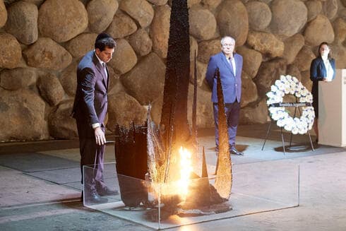 Wado de Pedro aviva la llama eterna en el Museo del Holocausto de Jerusalem. 