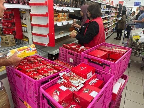 Los chocolates Elite son retirados de los estantes de supermercados. (Eitan Glickman) Los chocolates Elite son retirados de los estantes de supermercados.