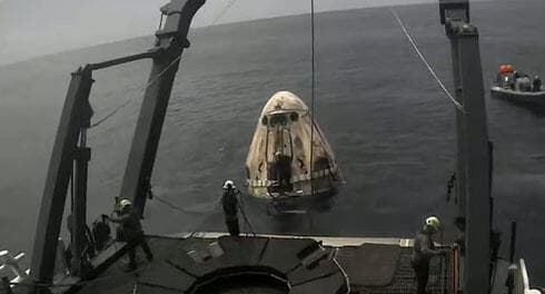 La cápsula Crew Dragon, que transporta al astronauta israelí Eytan Stibbe, se sumerge en la costa de Florida. (SpaceX) La cápsula Crew Dragon, que transporta al astronauta israelí Eytan Stibbe, se sumerge en la costa de Florida.