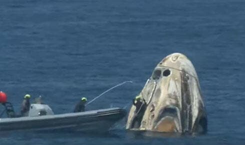 La cápsula Crew Dragon, que transporta al astronauta israelí Eytan Stibbe, se sumerge en la costa de Florida. (SpaceX) La cápsula Crew Dragon, que transporta al astronauta israelí Eytan Stibbe, se sumerge en la costa de Florida.