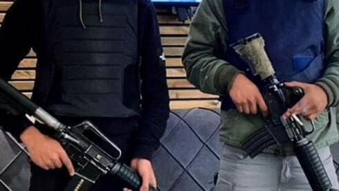 Los pistoleros de Rahat posan para la cámara, antes de ser detenidos por la policía. (Ynet) Los pistoleros de Rahat posan para la cámara, antes de ser detenidos por la policía.