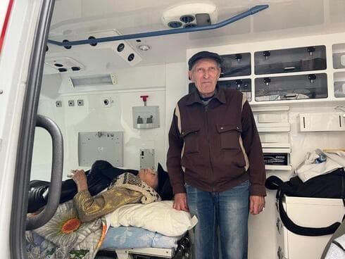 Arnold y Ella en la ambulancia que los trasladó hasta la frontera con Polonia. (Asociación para el Desarrollo de las Comunidades Judías en Ucrania) Sobreviviente Holocausto Ucrania