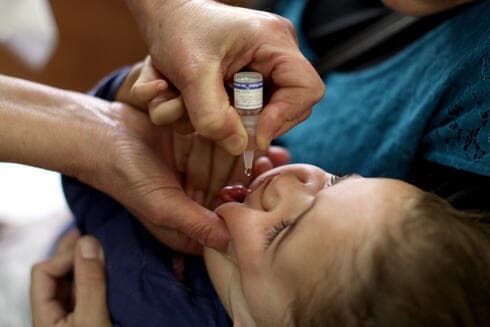 Dos gotas de vacuna contra la polio. 