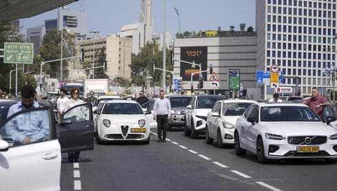 Sonó la sirena y durante dos minutos todos los israelíes detuvieron sus actividades para recordar a las víctimas de la Shoá. (Shaul Golan) Yom HaShoá