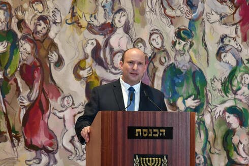 El primer ministro Naftalí Bennett habla en la ceremonia anual "Todo hombre tiene un nombre”. 