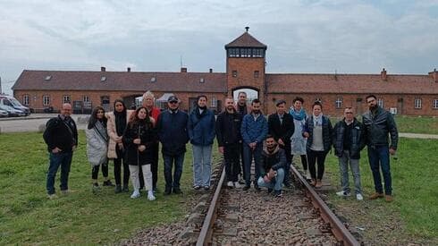 La delegación de musulmanes visitó Auschwitz. 