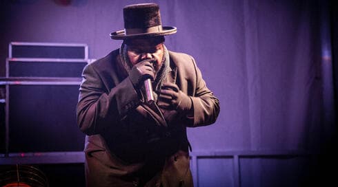 El cantante de hip hop judío Nissim Black visto actuando durante el festival de Janucá en Pittsburgh, el 12 de abril de 2018. (JTA) El cantante de hip hop judío Nissim Black visto actuando durante el festival de Janucá en Pittsburgh, el 12 de abril de 2018.