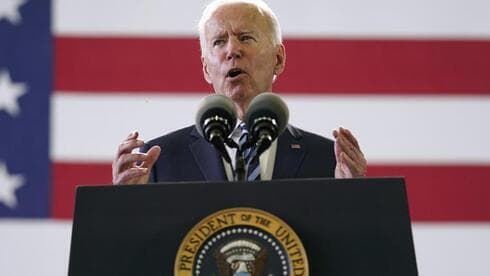 El presidente Joe Biden se dirige a los miembros del servicio estadounidense en la RAF Mildenhall en Suffolk, Inglaterra.