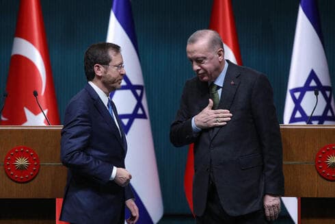 Herzog y Erdogan se reunieron en marzo, en lo que marcó un hito en la recomposición de las relaciones diplomáticas entre Israel y Turquía. (AFP) Herzog Erdogan