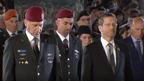 El presidente Issac Herzog y el jefe de gabinete Aviv Kochavi guardan silencio al inicio de los actos del Día de la Memoria. (Central prdocutions) El presidente Issac Herzog y el jefe de gabinete Aviv Kochavi guardan silencio al inicio de los actos del Día de la Memoria.