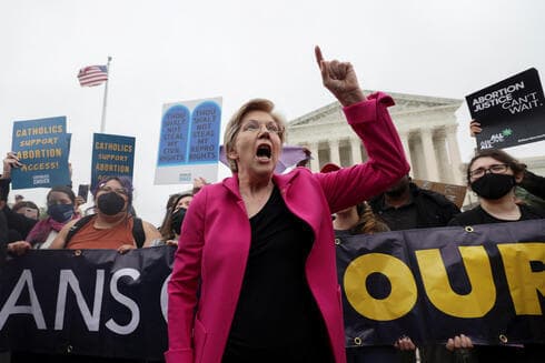 La senadora Elizabeth Warren protesta frente al Tribunal Supremo.