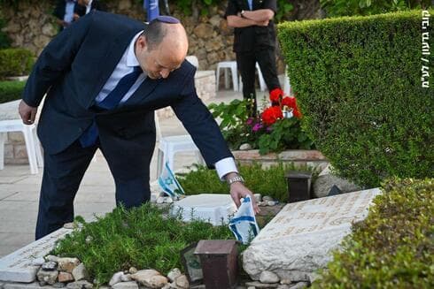 Primer ministro Naftalí Bennett en el cementerio militar Monte Herzl. (Kobi Gideon/GPO) Primer ministro Naftalí Bennett en el cementerio militar Monte Herzl.