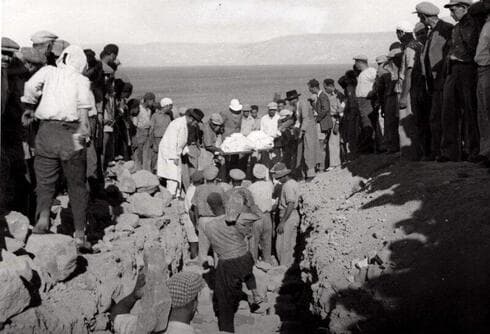 Entierro de los muertos de la masacre. 