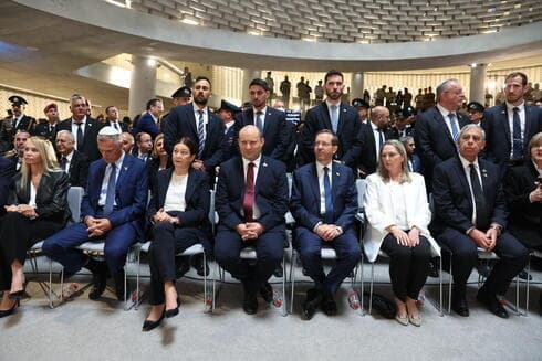 Bennett y Herzog en la ceremonia del Día de los Caídos, en el Monte Herzel, Jerusalem. (GPO) Bennett en la ceremonia del Día de los Caídos, en el Monte Herzel, Jerusalem.