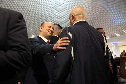 Bennett conversa con familiares de caídos. 