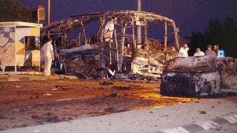 Un autobús y un automóvil incendiado, en uno de los atentados que presenció Ogen. (Elad Gershgoren) Ogen Atentados
