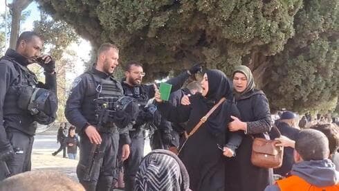 Discusiones entre mujeres musulmanas y policías israelíes en el Monte del Templo de Jerusalem. (Ynet) Incidentes Monte del Templo