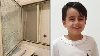 El niño Ido y la ventana tras el impacto del misil. 