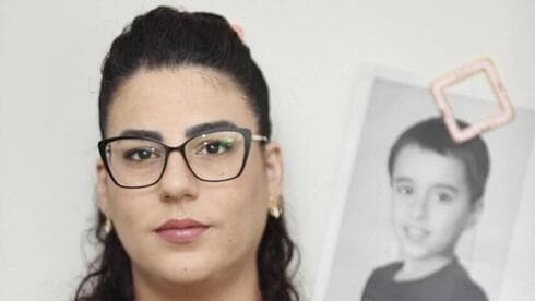 Shani Avigal con un retrato de su hijo de fondo. 