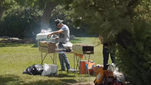 Carne a la parrilla en el Parque Hayarkon de Tel Aviv. 
