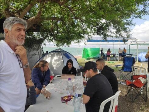 Familia reunida en el Mar de Galilea. 