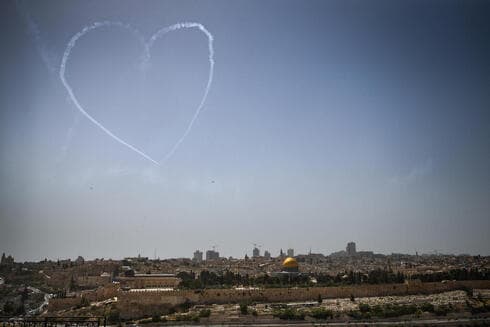 Con sus acrobacias, los pilotos israelíes dibujaron un corazón en el cielo de Jerusalem. (Alex Kolomviski) Yom Haatzmaut Jerusalem Corazon
