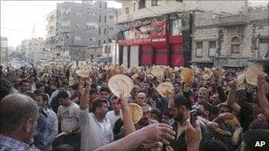 Sirios protestan contra el presidente Bashar al-Assad en la ciudad de Daraa en 2011. (AP) Sirios protestan contra el presidente Bashar al-Assad en la ciudad de Daraa en 2011.