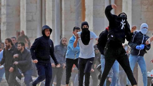 Jóvenes palestinos arrojan piedras contra policías israelíes en el Monte del Templo. (AFP) Sinwar Hamás Gaza