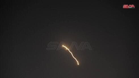 Defensas aéreas sirias activadas durante un ataque a Damasco a principios de este año.