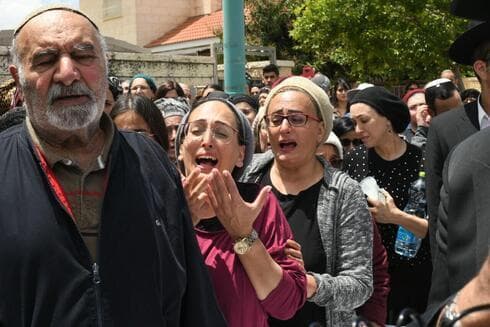 Los dolientes lloran en el funeral de Boaz Gol, víctima del terrorismo en Elad. (Yuval Cohen) Los dolientes lloran en el funeral de Boaz Gol, víctima del terrorismo en Elad,