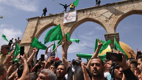 Manifestantes palestinos con banderas de Hamás en el Monte del Templo durante el Ramadán. (AFP) Manifestantes palestinos con banderas de Hamás en el Monte del Templo durante el Ramadán.