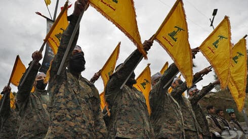 Fuerzas de Hezbollah marchan en Beirut en apoyo del asesinado comandante del CGRI, Qasem Soleimani. (Reuters) Fuerzas de Hezbollah marchan en Beirut en apoyo del asesinado comandante del CGRI, Qasem Soleimani.