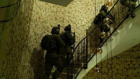 Las fuerzas de seguridad israelíes durante la incursión en la aldea de Rumana. (Portavoz de las FDI) Las fuerzas de seguridad israelíes durante la incursión en la aldea de Rumana.
