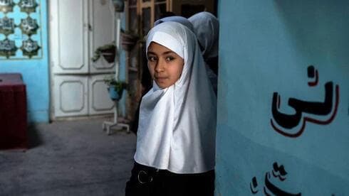 Una niña afgana se asoma a la escuela secundaria para niñas Tajrobawai, en Herat, Afganistán, el 25 de noviembre de 2021. (AP) Una niña afgana se asoma a la escuela secundaria para niñas Tajrobawai, en Herat, Afganistán, el 25 de noviembre de 2021.
