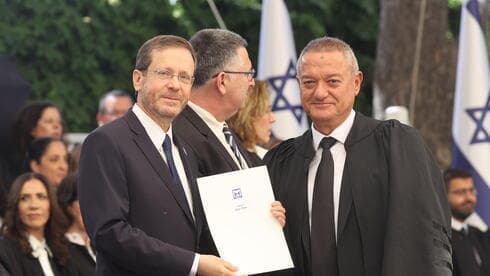 Khaled Kabuv junto al presidente israelí Isaac Herzog. 