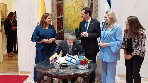 Guillermo Lasso y su esposa son recibidos con honores por Isaac Herzog, presidente de Israel.