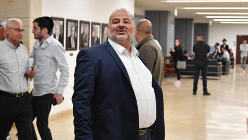 El líder del partido Ra'am, Mansour Abbas, después de anunciar que su partido seguirá siendo parte de la coalición el miércoles. 