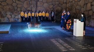 Guillermo Lasso, presidente de Ecuador, y su esposa, visitan el museo de la Shoá.