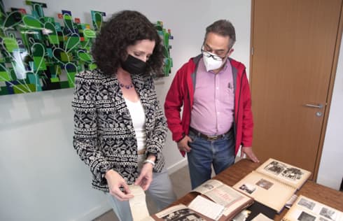 La embajadora de Israel en Chile, Marina Rosenberg, revisa archivo familiar con Daniel, hijo de Benjamín Teplizky. (Cortesía) La embajadora de Israel en Chile, Marina Rosenberg, revisa archivo familiar con Daniel, hijo de Benjamín Teplizky.
