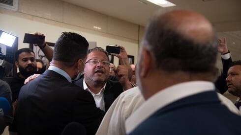 El legislador de extrema derecha Itamar Ben Gvir interrumpe la conferencia de prensa del partido Ra'am en la Knesset el miércoles. 