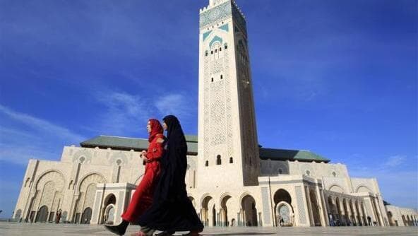 Mujeres musulmanas caminan junto a una mezquita en Rabat, Marruecos.