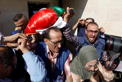 El cuerpo de Shireen Abu Akleh cubierto por una bandera palestina. 