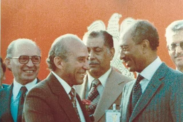 Nessim Gaon (c) junto al sexto primer ministro de Israel, Menachem Begin (izq.) y el ex presidente egipcio Anwar Sadat (der). (BGU) Nessim Gaon (c) junto al sexto primer ministro de Israel, Menachem Begin (izq.) y el ex presidente egipcio Anwar Sadat (der).