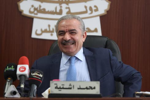 El primer ministro palestino, Mohammad Shtayyeh, durante la reunión del gabinete celebrada en Naplusa. (EPA) El primer ministro palestino, Mohammad Shtayyeh, durante la reunión del gabinete celebrada en Naplusa.