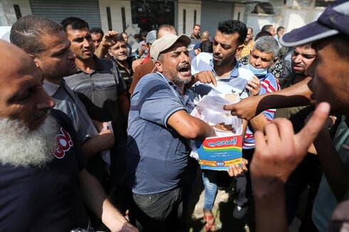 Palestinos se reúnen para solicitar permisos de trabajo israelíes, en Khan Younis, en el sur de la Franja de Gaza. (Reuters) Palestinos se reúnen para solicitar permisos de trabajo israelíes, en Khan Younis, en el sur de la Franja de Gaza.
