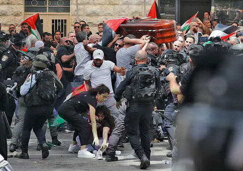 Disturbios entre palestinos y policías israelíes cerca del ataúd de Shireen Abu Akleh. 