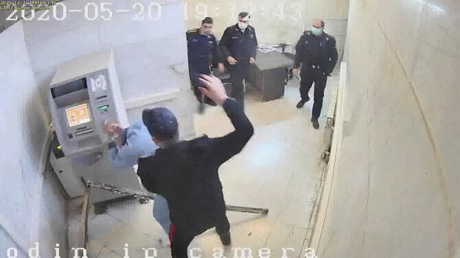 Una captura de fotograma tomada de un video muestra a un guardia golpeando a un prisionero en la prisión de Evin en Teherán, Irán. (AP) Una captura de fotograma tomada de un video muestra a un guardia golpeando a un prisionero en la prisión de Evin en Teherán, Irán.