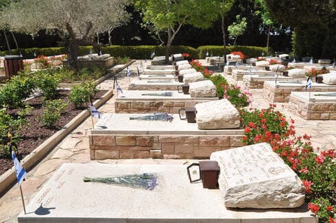 Un cementerio militar druso en el Día de la Memoria.