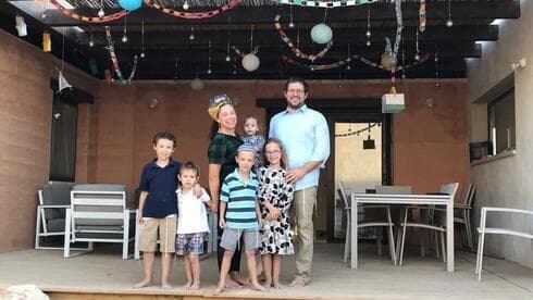 La familia Hopkins en su casa en Retamim. 